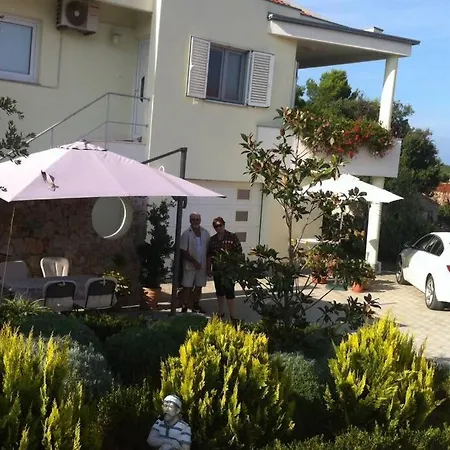 Flowers House On The Island Dugi Otok アパート Žman