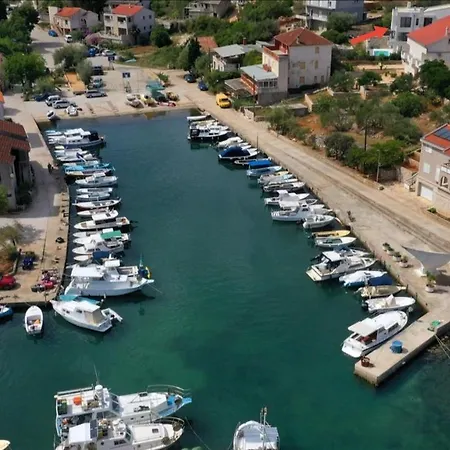 Flowers House On The Island Dugi Otok アパート Žman